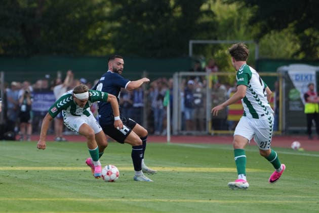 Fußball I Herren I Saison 2026-2027 I Regionalliga Nord I 1. Spieltag I SV Werder Bremen U23 - VfB Oldenburg I 31.07.2026 Noah Weissbach (25, SV Werder Bremen II) gegen Leon Demaj (10, VfB Oldenburg) Bremen Stadiongelände Platz 11 Bremen Deutschland Copyright: xLobeca JonasxBoningx