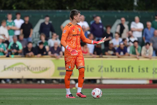 Stefan Smarkalev (Torhüter, Torwart, SV Werder Bremen II, 1) stikuliert, mit den Armen gestikulieren, am Ball, Freisteller, Einzelbild, Ganzkörper, Aktion, Action, Spielszene, 31.07.2026, Bremen (Deutschland), Fussball, Regionalliga Nord, SV Werder Bremen II - VfB Oldenburg