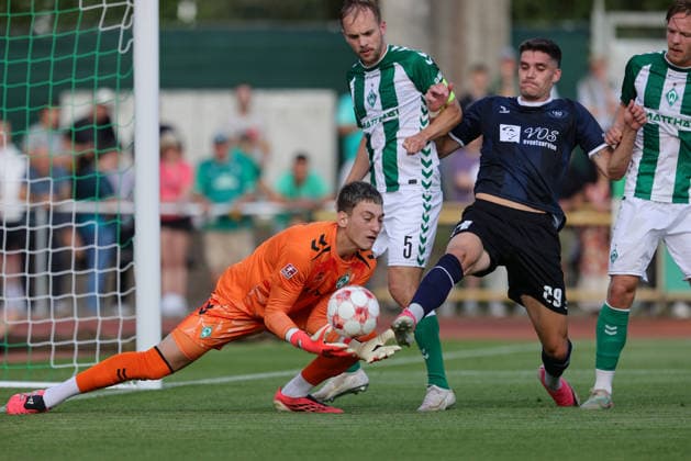 v.li.: Stefan Smarkalev (Torhüter, Torwart, SV Werder Bremen II, 1), Cimo Röcker (SV Werder Bremen II, 5) und Mats Facklam (VfB Oldenburg, 29) im Zweikampf, Duell, Dynamik, Aktion, Action, Spielszene, 31.07.2026, Bremen (Deutschland), Fussball, Regionalliga Nord, SV Werder Bremen II - VfB Oldenburg