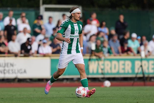 Noah Weißbach (SV Werder Bremen II, 25) am Ball, Freisteller, Einzelbild, Ganzkörper, Aktion, Action, Spielszene, 31.07.2026, Bremen (Deutschland), Fussball, Regionalliga Nord, SV Werder Bremen II - VfB Oldenburg