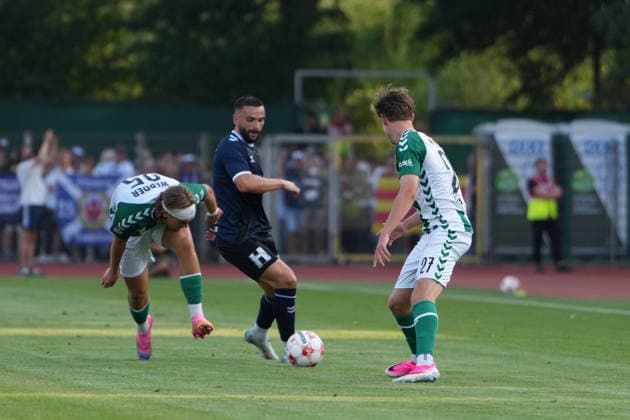 Fußball I Herren I Saison 2026-2027 I Regionalliga Nord I 1. Spieltag I SV Werder Bremen U23 - VfB Oldenburg I 31.07.2026 Noah Weissbach (25, SV Werder Bremen II), Leon Demaj (10, VfB Oldenburg), Jannes Ossadnik (27, SV Werder Bremen II) Bremen Stadiongelände Platz 11 Bremen Deutschland Copyright: xLobeca JonasxBoningx