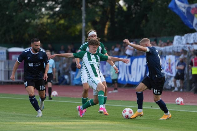 Fußball I Herren I Saison 2026-2027 I Regionalliga Nord I 1. Spieltag I SV Werder Bremen U23 - VfB Oldenburg I 31.07.2026 Leon Demaj (10, VfB Oldenburg) gegen Jannes Ossadnik (27, SV Werder Bremen II) und Kai Pröger (11, VfB Oldenburg) Bremen Stadiongelände Platz 11 Bremen Deutschland Copyright: xLobeca JonasxBoningx