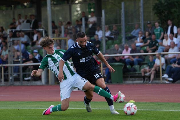 Fußball I Herren I Saison 2026-2027 I Regionalliga Nord I 1. Spieltag I SV Werder Bremen U23 - VfB Oldenburg I 31.07.2026 Jannes Ossadnik (27, SV Werder Bremen II) verteidigt Leon Demaj (10, VfB Oldenburg) Bremen Stadiongelände Platz 11 Bremen Deutschland Copyright: xLobeca JonasxBoningx