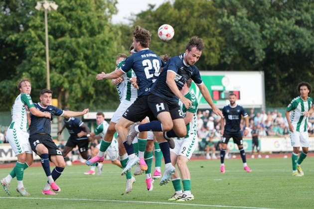 Fußball I Herren I Saison 2026-2027 I Regionalliga Nord I 1. Spieltag I SV Werder Bremen U23 - VfB Oldenburg I 31.07.2026 Chaos im 16er Noah Weissbach (25, SV Werder Bremen II) Marc Schröder (20, VfB Oldenburg), Nick Otto (21, VfB Oldenburg) und Johann Wegner (2, SV Werder Bremen II) Bremen Stadiongelände Platz 11 Bremen Deutschland Copyright: xLobeca JonasxBoningx