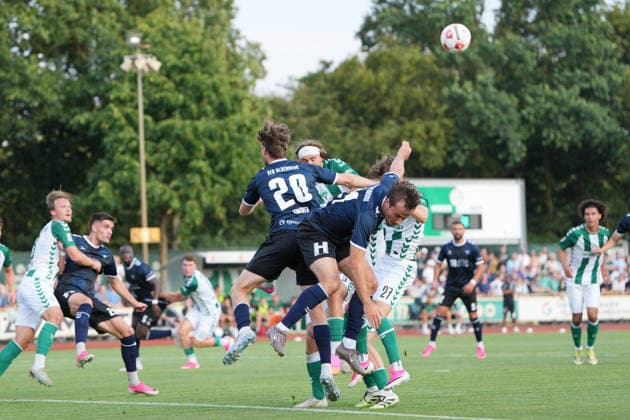 Fußball I Herren I Saison 2026-2027 I Regionalliga Nord I 1. Spieltag I SV Werder Bremen U23 - VfB Oldenburg I 31.07.2026 Chaos im 16er Noah Weissbach (25, SV Werder Bremen II) Marc Schröder (20, VfB Oldenburg), Nick Otto (21, VfB Oldenburg) und Jannes Ossadnik (27, SV Werder Bremen II) Bremen Stadiongelände Platz 11 Bremen Deutschland Copyright: xLobeca JonasxBoningx