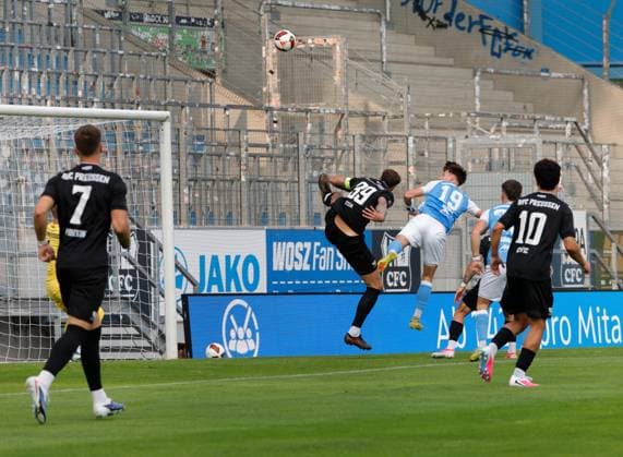 CFC vs BFC Preussen 31.07.2026 Chemnitz, eins Stadion- An der Gellertstrasse, Fussball, Regionalliga Nordost 2026 2027, 2. Spieltag , CFC, CFC vs BFC Preussen Gefahr vor dem Berliner Tor, Lenny Stein verteidigt vor Jonas Marx. Chemnitz Sachsen BRD