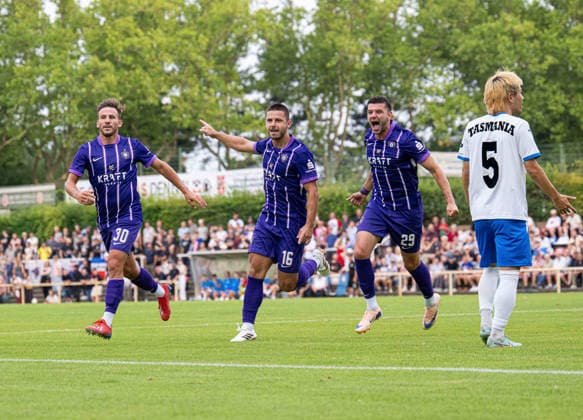 Fussball, Herren, Saison 2026 2027, Regionalliga Nordost (2. Spieltag), SV Tasmania Berlin - FC Erzgebirge Aue, v.l. Simon Skarlatidis (Aue), Patrick Kapp (Aue), Stylianos Kokovas (Aue), Rintaro Yajima (Tasmania), Jubel nach Tor zum 0:1, 31.07. 2026, Copyright: xSebastianxRäppold MatthiasxKochx