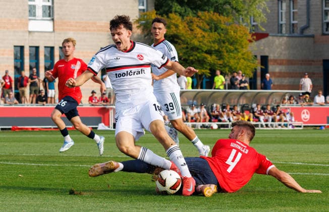 31.07.2026 - Fussball - Saison 2026 2027 - Regionalliga Bayern - 02. Spieltag: 1. FC Nürnberg FCN II ( Club ) - SpVgg Unterhaching - DaMa - xdaxmax - Luca Paul Schulten (18, 1. FC Nürnberg FCN II ) wird von Alexander Winkler (4, SpVgg Unterhaching ) zum Elfmeter gefoult