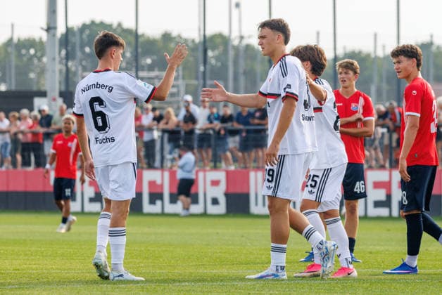 31.07.2026 - Fussball - Saison 2026 2027 - Regionalliga Bayern - 02. Spieltag: 1. FC Nürnberg FCN II ( Club ) - SpVgg Unterhaching - DaMa - xdaxmax - Jubel Freude Torjubel nach Tor zum 1:0 - Joel Skowronek (39, 1. FC Nürnberg FCN II ) und Mannschaft Team jubelt freut sich - Torschütze: Joel Skowronek (39, 1. FC Nürnberg FCN II )