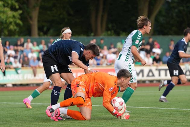 Fußball I Herren I Saison 2026-2027 I Regionalliga Nord I 1. Spieltag I SV Werder Bremen U23 - VfB Oldenburg I 31.07.2026 Nick Otto (21, VfB Oldenburg) und Tim Taddäus Hüneke (1, SV Werder Bremen II) Bremen Stadiongelände Platz 11 Bremen Deutschland Copyright: xLobeca JonasxBoningx
