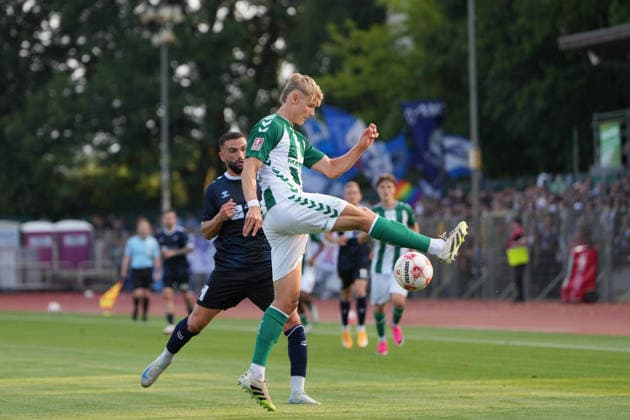 Fußball I Herren I Saison 2026-2027 I Regionalliga Nord I 1. Spieltag I SV Werder Bremen U23 - VfB Oldenburg I 31.07.2026 Leon Demaj (10, VfB Oldenburg) und Paul Bellmann (22, SV Werder Bremen II) Bremen Stadiongelände Platz 11 Bremen Deutschland Copyright: xLobeca JonasxBoningx