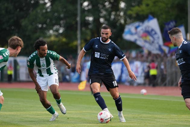 Fußball I Herren I Saison 2026-2027 I Regionalliga Nord I 1. Spieltag I SV Werder Bremen U23 - VfB Oldenburg I 31.07.2026 Mario Mbassi (15, SV Werder Bremen II) gegen Leon Demaj (10, VfB Oldenburg) Bremen Stadiongelände Platz 11 Bremen Deutschland Copyright: xLobeca JonasxBoningx