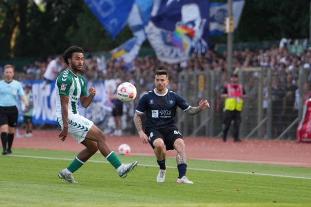 Fußball I Herren I Saison 2026-2027 I Regionalliga Nord I 1. Spieltag I SV Werder Bremen U23 - VfB Oldenburg I 31.07.2026 Mario Mbassi (15, SV Werder Bremen II) und Nico Knystock (44, VfB Oldenburg) Bremen Stadiongelände Platz 11 Bremen Deutschland Copyright: xLobeca JonasxBoningx