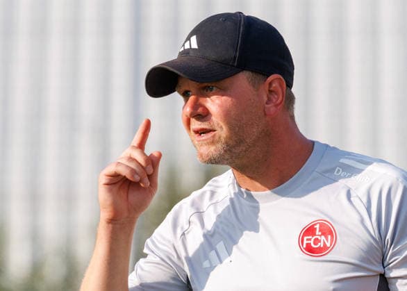31.07.2026 - Fussball - Saison 2026 2027 - Regionalliga Bayern - 02. Spieltag: 1. FC Nürnberg FCN II ( Club ) - SpVgg Unterhaching - DaMa - xdaxmax - Andreas Andy Wolf (Trainer 1. FC Nürnberg FCN II ) zeigt an gestikuliert dirigiert gibt Anweisungen