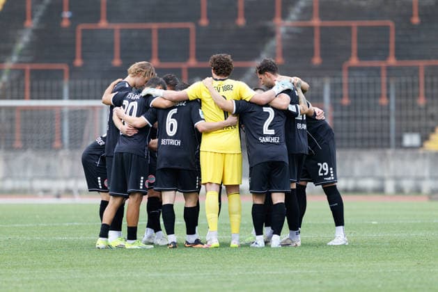 Team (TSV Landsberg), Spielerkreis beim Spiel zwischen FC Augsburg II v TSV Landsberg, Fussball, Herren, Regionalliga Bayern, 2026 2027, 2.Spieltag am 31.07.2026 in Augsburg, Rosenaustadion. Bayern Deutschland