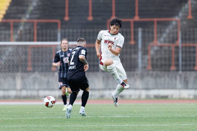Franz Xaver Bleicher (8, FC Augsburg II) und Daniel Sanchez (2, TSV Landsberg) beim Spiel zwischen FC Augsburg II v TSV Landsberg, Fussball, Herren, Regionalliga Bayern, 2026 2027, 2.Spieltag am 31.07.2026 in Augsburg, Rosenaustadion. Bayern Deutschland