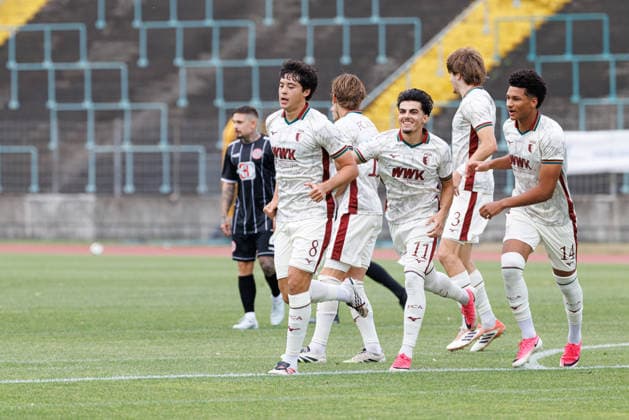 Franz Xaver Bleicher (8, FC Augsburg II) mit Team (FC Augsburg II) Tor zum 1 : 0 beim Spiel zwischen FC Augsburg II v TSV Landsberg, Fussball, Herren, Regionalliga Bayern, 2026 2027, 2.Spieltag am 31.07.2026 in Augsburg, Rosenaustadion. Bayern Deutschland