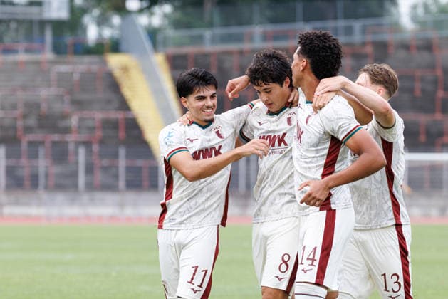 Franz Xaver Bleicher (8, FC Augsburg II), Aris Malaj (11, FC Augsburg II), Kevin Nana (14, FC Augsburg II) und Felix Guha (13, FC Augsburg II) Tor zum 1 : 0 beim Spiel zwischen FC Augsburg II v TSV Landsberg, Fussball, Herren, Regionalliga Bayern, 2026 2027, 2.Spieltag am 31.07.2026 in Augsburg, Rosenaustadion. Bayern Deutschland