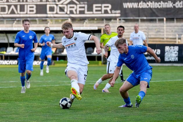 v.li.: Stefan Maderer (SVS, 27), Maiko Rene Hertel (TSG, 18), Zweikampf, Spielszene, Duell, duel, tackle, tackling, Dynamik, Action, Aktion, 31.07.2026, Sandhausen (Deutschland), Fussball, bfv-Verbandspokal, 3. Runde, SV Sandhausen - TSG 1862 09 Weinheim