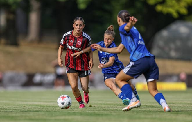 GER, Bad Nauheim, Eintracht Frankfurt vs Racing Strasbourg, Vorbereitung, Fussball, DFB, Spielzeit 2026 2027, Sportplatz Bad Nauheim, Testspiel im Bild v.l.: Ereleta Memeti (Eintracht Frankfurt Frauen 7), Kristin Kögel (Racing Strasbourg 3) DFB DFL REGULATIONS PROHIBIT ANY USE OF PHOTOGRAPHS AS IMAGE SEQUENCES AND OR QUASI-VIDEO, 31.07.2026 Copyright: HMBxMedia HendrikxHamelau
