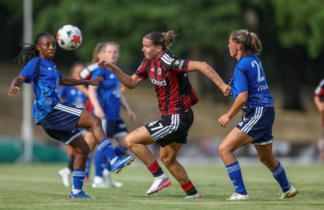 GER, Bad Nauheim, Eintracht Frankfurt vs Racing Strasbourg, Vorbereitung, Fussball, DFB, Spielzeit 2026 2027, Sportplatz Bad Nauheim, Testspiel im Bild v.l.: Larissa Mühlhaus (Eintracht Frankfurt Frauen 47) DFB DFL REGULATIONS PROHIBIT ANY USE OF PHOTOGRAPHS AS IMAGE SEQUENCES AND OR QUASI-VIDEO, 31.07.2026 Copyright: HMBxMedia HendrikxHamelau