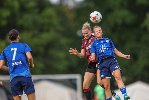 iGER, Bad Nauheim, Eintracht Frankfurt vs Racing Strasbourg, Vorbereitung, Fussball, DFB, Spielzeit 2026 2027, Sportplatz Bad Nauheim, Testspiel im Bild v.l.: Laura Freigang (Eintracht Frankfurt Frauen 10), Kristin Kögel (Racing Strasbourg 3) DFB DFL REGULATIONS PROHIBIT ANY USE OF PHOTOGRAPHS AS IMAGE SEQUENCES AND OR QUASI-VIDEO, 31.07.2026 Copyright: HMBxMedia HendrikxHamelau