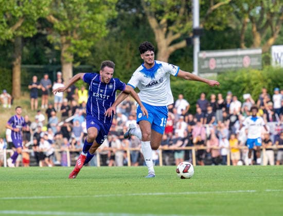 Fussball, Herren, Saison 2026 2027, Regionalliga Nordost (2. Spieltag), SV Tasmania Berlin - FC Erzgebirge Aue, v.l. Simon Skarlatidis (Aue), Fatih Baca (Tasmania), 31.07. 2026, Copyright: xSebastianxRäppold MatthiasxKochx