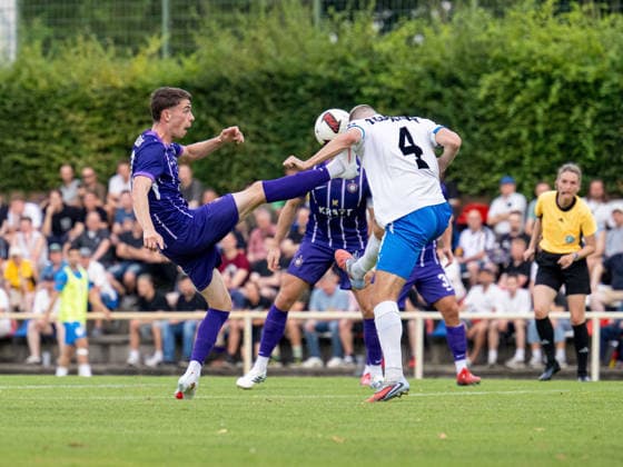 Fussball, Herren, Saison 2026 2027, Regionalliga Nordost (2. Spieltag), SV Tasmania Berlin - FC Erzgebirge Aue, v.l. Tim Maciejewski (Aue), Steffen Eder (Tasmania), 31.07. 2026, Copyright: xSebastianxRäppold MatthiasxKochx
