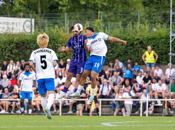 Fussball, Herren, Saison 2026 2027, Regionalliga Nordost (2. Spieltag), SV Tasmania Berlin - FC Erzgebirge Aue, v.l. Rintaro Yajima (Tasmania), Nils Lihsek (Aue), Danil Wostrikow (Tasmania), 31.07. 2026, Copyright: xSebastianxRäppold MatthiasxKochx