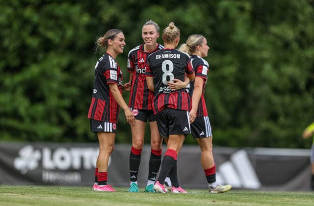 GER, Bad Nauheim, Eintracht Frankfurt vs Racing Strasbourg, Vorbereitung, Fussball, DFB, Spielzeit 2026 2027, Sportplatz Bad Nauheim, Testspiel im Bild: Danique Tolhoek (Eintracht Frankfurt Frauen 22) erzielt das Tor zum 1:0, Jubel, Freude und Emotionen, Laura Freigang (Eintracht Frankfurt Frauen 10) DFB DFL REGULATIONS PROHIBIT ANY USE OF PHOTOGRAPHS AS IMAGE SEQUENCES AND OR QUASI-VIDEO, 31.07.2026 Copyright: HMBxMedia HendrikxHamelau