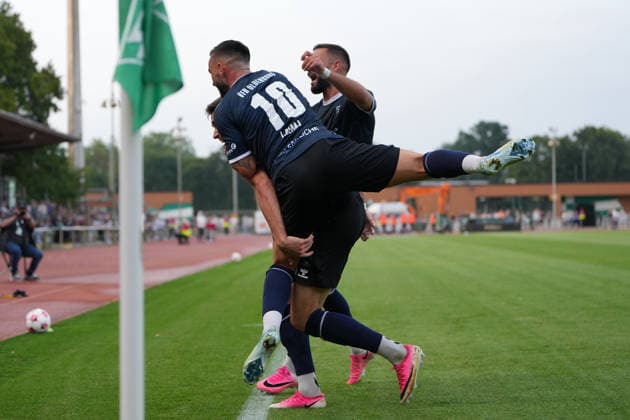 Fußball I Herren I Saison 2026-2027 I Regionalliga Nord I 1. Spieltag I SV Werder Bremen U23 - VfB Oldenburg I 31.07.2026 Mats Facklam (29, VfB Oldenburg), Leon Demaj (10, VfB Oldenburg) und Drilon Demaj (9, VfB Oldenburg) Torjubel, Tor, Freude Bremen Stadiongelände Platz 11 Bremen Deutschland Copyright: xLobeca JonasxBoningx