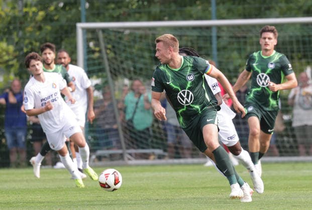 Duell zwischen Hauke Wahl (VfL Wolfsburg) und Jelani Seedorf (SC Telstar) Fussball, Herren, Saison 2026 2027, 2.Liga, VfL Wolfsburg gegen SC Telstar, Testspiel, Saisonvorbereitung, 3-1 DFL REGULATIONS PROHIBIT ANY USE OF PHOTOGRAPHS AS IMAGE SEQUENCES AND OR QUASI-VIDEO.