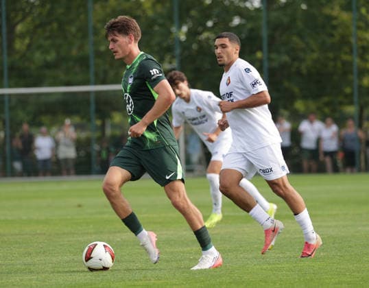 Joakim Maehle (VfL Wolfsburg) gegen Nils Rossen (SC Telstar) Fussball, Herren, Saison 2026 2027, 2.Liga, VfL Wolfsburg gegen SC Telstar, Testspiel, Saisonvorbereitung, 3-1 DFL REGULATIONS PROHIBIT ANY USE OF PHOTOGRAPHS AS IMAGE SEQUENCES AND OR QUASI-VIDEO.