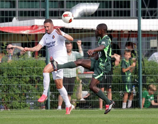 Sael Kumbedi (VfL Wolfsburg) im Duell mit Rui Mendes (SC Telstar) Fussball, Herren, Saison 2026 2027, 2.Liga, VfL Wolfsburg gegen SC Telstar, Testspiel, Saisonvorbereitung, 3-1 DFL REGULATIONS PROHIBIT ANY USE OF PHOTOGRAPHS AS IMAGE SEQUENCES AND OR QUASI-VIDEO.