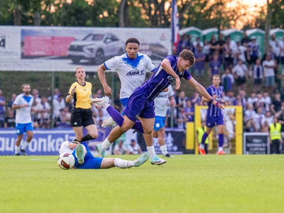 Fussball, Herren, Saison 2026 2027, Regionalliga Nordost (2. Spieltag), SV Tasmania Berlin - FC Erzgebirge Aue, v.l. Rintaro Yajima (Tasmania), Danil Wostrikow (Tasmania), Willi Kamm (Aue), 31.07. 2026, Copyright: xSebastianxRäppold MatthiasxKochx