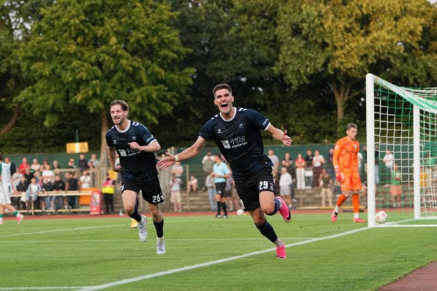 Fußball I Herren I Saison 2026-2027 I Regionalliga Nord I 1. Spieltag I SV Werder Bremen U23 - VfB Oldenburg I 31.07.2026 Torjubel nach demElfmeter Tor Marc Schröder (20, VfB Oldenburg) und Torschütze Mats Facklam (29, VfB Oldenburg) Bremen Stadiongelände Platz 11 Bremen Deutschland Copyright: xLobeca JonasxBoningx
