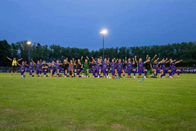 Fussball, Herren, Saison 2026 2027, Regionalliga Nordost (2. Spieltag), SV Tasmania Berlin - FC Erzgebirge Aue, Aue jubelt nach Abpfiff mit Fans, 31.07. 2026, Copyright: xSebastianxRäppold MatthiasxKochx