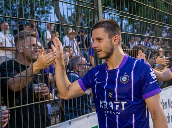 Fussball, Herren, Saison 2026 2027, Regionalliga Nordost (2. Spieltag), SV Tasmania Berlin - FC Erzgebirge Aue, Patrick Kapp (Aue), Jubel nach Abpfiff mit Fans, 31.07. 2026, Copyright: xSebastianxRäppold MatthiasxKochx