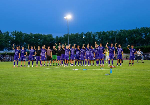 Fussball, Herren, Saison 2026 2027, Regionalliga Nordost (2. Spieltag), SV Tasmania Berlin - FC Erzgebirge Aue, Aue jubelt nach Abpfiff mit Fans, 31.07. 2026, Copyright: xSebastianxRäppold MatthiasxKochx