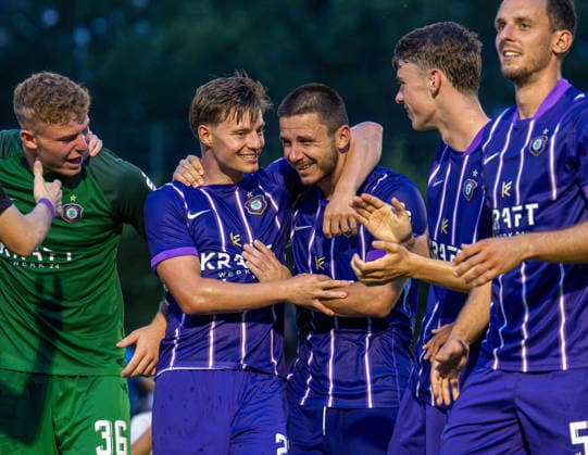 Fussball, Herren, Saison 2026 2027, Regionalliga Nordost (2. Spieltag), SV Tasmania Berlin - FC Erzgebirge Aue, v.l. Torhüter Max Uhlig (Aue), Willi Kamm (Aue), Patrick Kapp (Aue), Tim Maciejewski (Aue), Bastian Strietzel (Aue), Jubel nach Abpfiff, 31.07. 2026, Copyright: xSebastianxRäppold MatthiasxKochx
