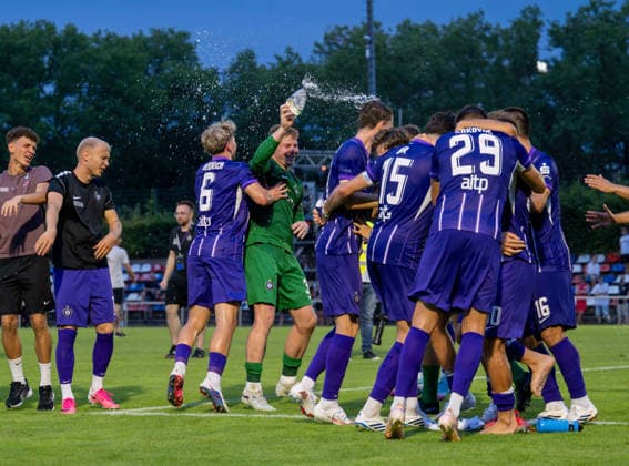 Fussball, Herren, Saison 2026 2027, Regionalliga Nordost (2. Spieltag), SV Tasmania Berlin - FC Erzgebirge Aue, Aue jubelt nach Abpfiff mit Fans, 31.07. 2026, Copyright: xSebastianxRäppold MatthiasxKochx
