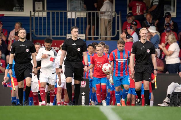 Foto : das Schiri Trio und die beiden Teams gehen zum Anstosskreis Fussball Regionalliga Nord, 1. Spieltag am Fr. 31.07.2026 SV Drochtersen - Phönix Lübeck