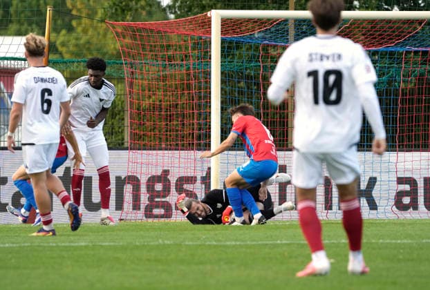 Foto : Torhüter Tim Roby KIPS ( Phönix ) rettet gegen Jannes WULFF (Drochtersen) Fussball Regionalliga Nord, 1. Spieltag am Fr. 31.07.2026 SV Drochtersen - Phönix Lübeck