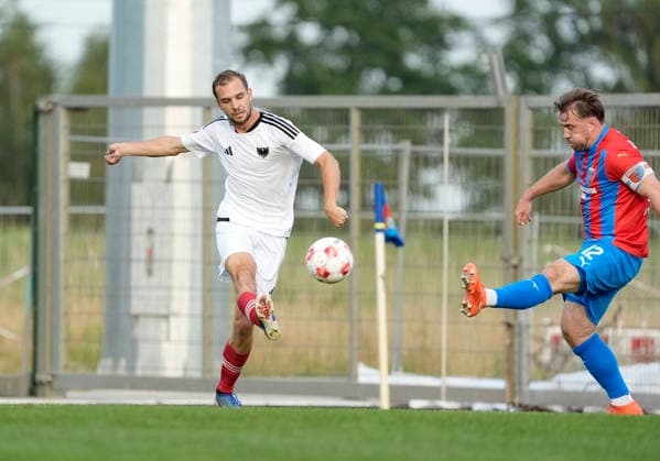 Foto : Julian Gino Markvoort ( Phönix ) gegen Nico von der REITH (Drochtersen , rechts) Fussball Regionalliga Nord, 1. Spieltag am Fr. 31.07.2026 SV Drochtersen - Phönix Lübeck