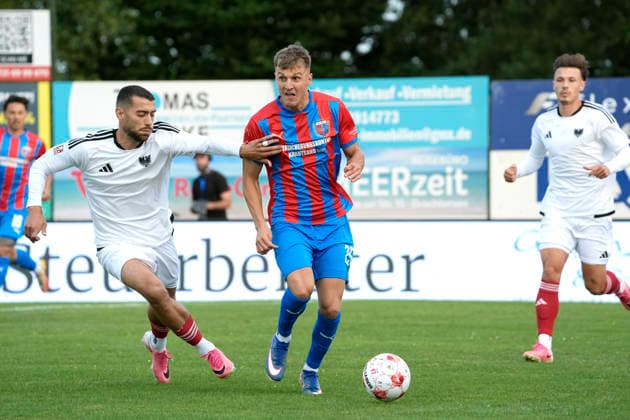 Foto : Dennis ROSIN (Drochtersen) gegen Miguel Fernandes ( Phönix in weiss ) Fussball Regionalliga Nord, 1. Spieltag am Fr. 31.07.2026 SV Drochtersen - Phönix Lübeck