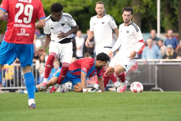 Foto : Allah Aid HAMID (Drochtersen) gegen Karim Hüneburg (Phönix in weiss ) Fussball Regionalliga Nord, 1. Spieltag am Fr. 31.07.2026 SV Drochtersen - Phönix Lübeck