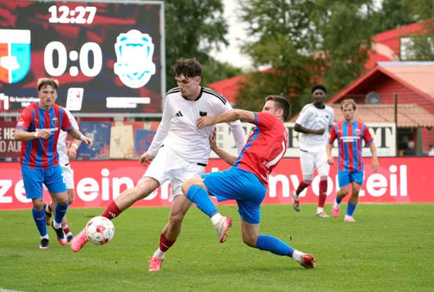 Foto : Jannes Elfers (Drochtersen) gegen Kilian SKOLIK ( Phoenix , links ) Fussball Regionalliga Nord, 1. Spieltag am Fr. 31.07.2026 SV Drochtersen - Phönix Lübeck