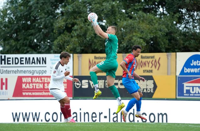 Foto : Torhüter Jesper HEIM (Drochtersen) und rechts Kevin INGRESO retten gegen Jonathan STÖVER ( Phönix , links ) Fussball Regionalliga Nord, 1. Spieltag am Fr. 31.07.2026 SV Drochtersen - Phönix Lübeck