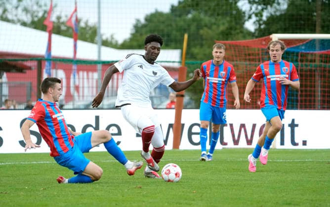 Foto : Karim Hüneburg ( Phönix ) gegen Jannes Elfers (links , Drochtersen) Fussball Regionalliga Nord, 1. Spieltag am Fr. 31.07.2026 SV Drochtersen - Phönix Lübeck