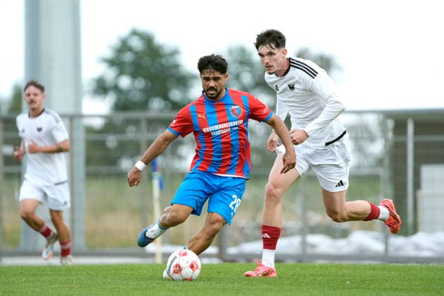 Foto : Allah Aid HAMID (Drochtersen) gegen Kilian SKOLIK ( Phoenix in weiss ) Fussball Regionalliga Nord, 1. Spieltag am Fr. 31.07.2026 SV Drochtersen - Phönix Lübeck